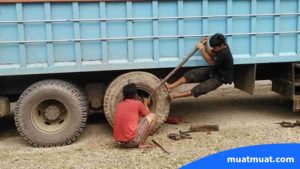 Peralatan yang Dibutuhkan untuk Ganti Ban Truk